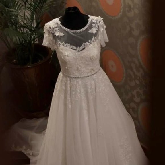Wedding Gown - Picture 4 of 6
